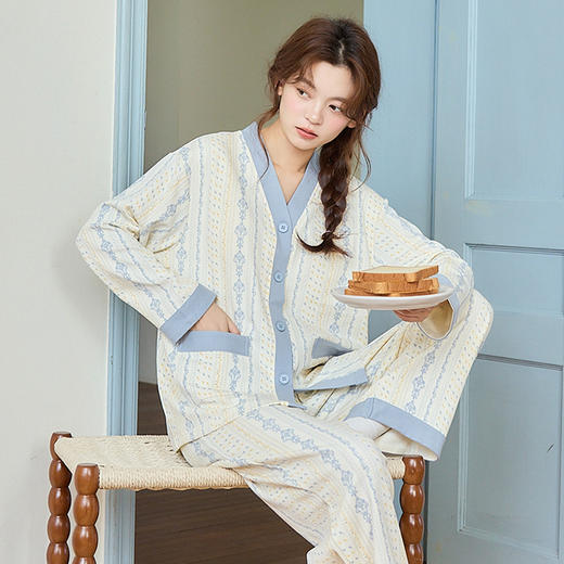 【换季出清】自然醒花漾牛奶丝家居服女款开衫（带胸垫）睡衣春秋款长袖长裤可爱卡通学生秋冬季V领和服QH 商品图4