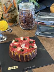 奢华鱼子酱伊比利亚红标火腿黑松露 · 巴斯克芝士蛋糕