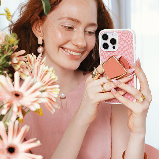 【晨间器物】静石·赤陶粉·MagSafe圆啪嗒 MAGSAFE磁吸手机气囊支架 Round圆啪嗒系列 粉色 异形珐琅 商品图4