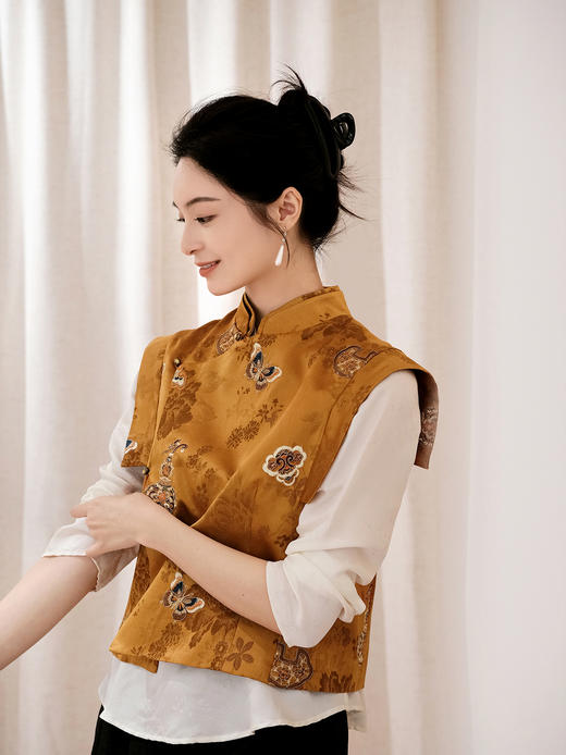 盛唐婧 | 丝毛手推绣马甲 商品图0