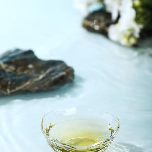 【七彩云南茉莉普洱香茗礼盒】突破传统烘青茶坯窨制方式 独创性地改用大叶晒青茶坯为茶底 经8窨9提工艺 制得“不见花瓣只闻花香”的茉莉普洱茶 实现久藏不失高香的特质 3罐装 商品图4