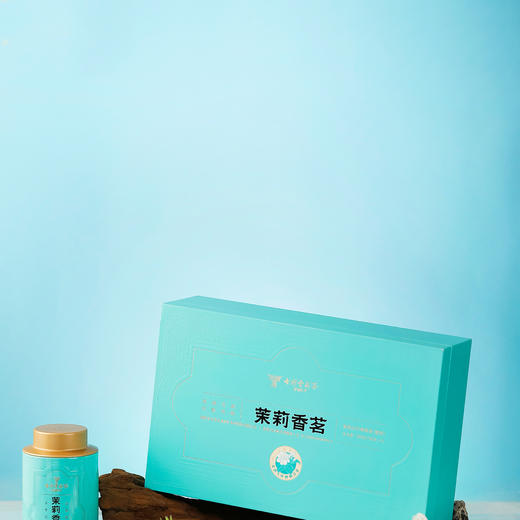【七彩云南茉莉普洱香茗礼盒】突破传统烘青茶坯窨制方式 独创性地改用大叶晒青茶坯为茶底 经8窨9提工艺 制得“不见花瓣只闻花香”的茉莉普洱茶 实现久藏不失高香的特质 3罐装 商品图2