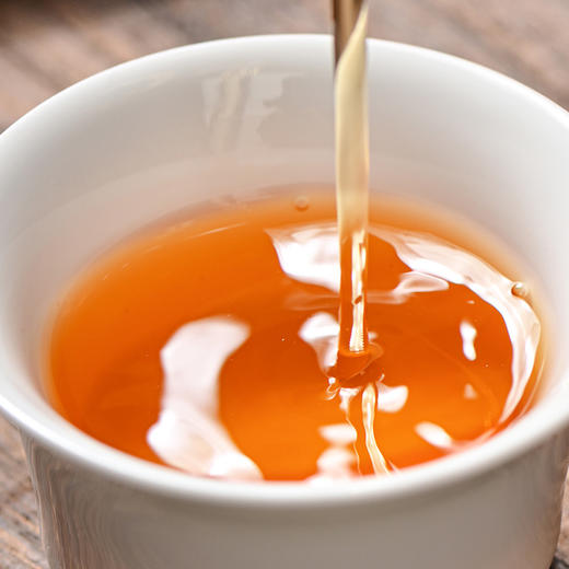 【七彩云南1939滇香之源•滇红茶系列】甄选云南各大茶区优质茶青 匠造高香滇红 根据原料特色，优化改进萎凋、揉捻 发酵、烘焙等工艺环节 造就产品独特的醇蜜口感 2种规格任选 商品图10