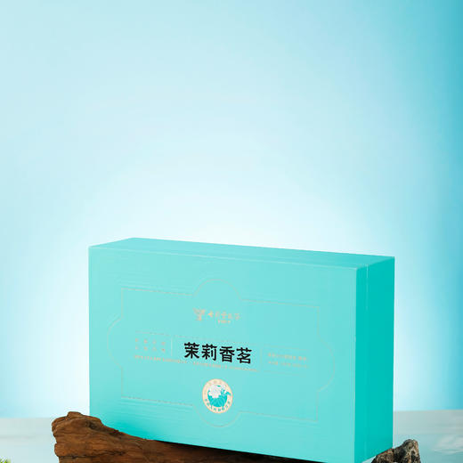 【七彩云南茉莉普洱香茗礼盒】突破传统烘青茶坯窨制方式 独创性地改用大叶晒青茶坯为茶底 经8窨9提工艺 制得“不见花瓣只闻花香”的茉莉普洱茶 实现久藏不失高香的特质 3罐装 商品图1