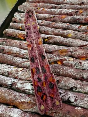 莓果洛代夫软欧包(芒果干+蓝莓干+桑葚干+核桃仁+干酪)