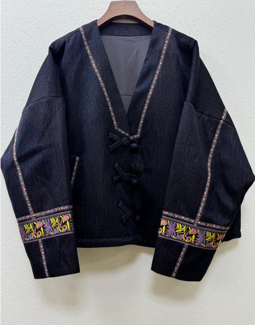 盛唐婧 | 梦华牛仔重缎香云纱大V领蝙蝠袖外套 商品图0