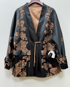 盛唐婧 | 轻奢时尚新中式老缎对花修身交领外套