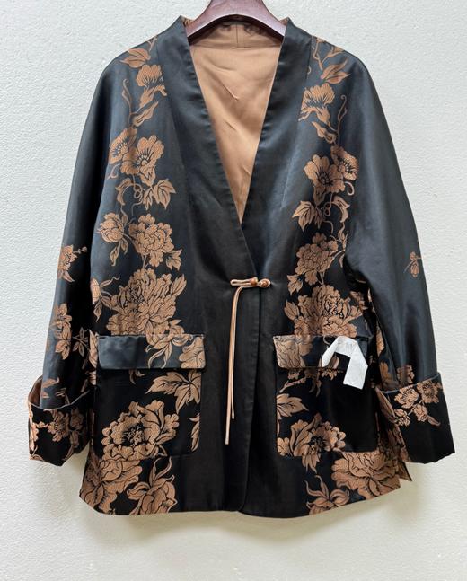 盛唐婧 | 轻奢时尚新中式老缎对花修身交领外套 商品图0