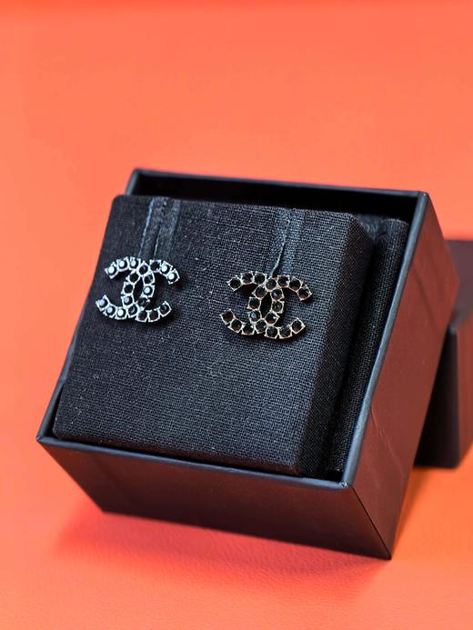CHANEL香奈儿 双C标志设计 黑色水钻耳钉 商品图1
