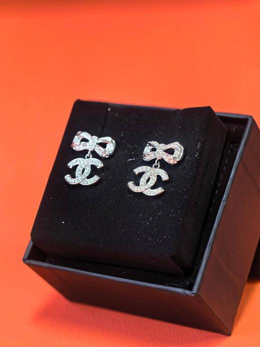 CHANEL  银色蝴蝶结双C水钻饰经典款耳钉 女款 商品图1