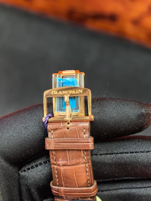 BLANCPAIN宝珀 经典系列VILLERET 自动机械机芯 30m防水 男表 瑞表 40mm 白色表盘 红金表壳 鳄鱼皮表带 商品图2