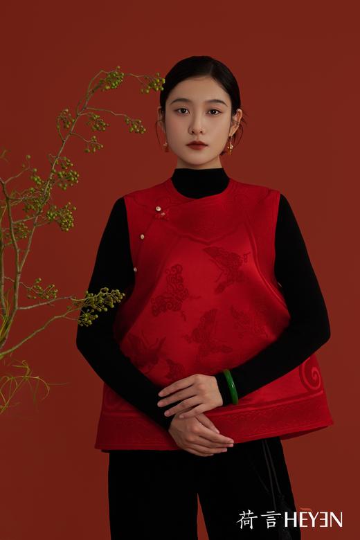 荷言HEYEN 画蝶新 桑蚕丝蝴蝶暗纹漳缎红色马甲手工兰花扣 商品图2