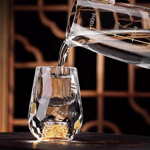 【特惠6折，仅1套，无货退款】玻璃白酒杯分酒器家用小酒杯一口杯高档酒具礼盒皮箱装送人乔迁生活本色金箔白酒具6杯6壶套装（带旋转杯架） 商品图5