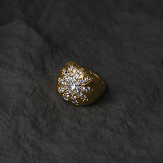订购8周到｜MYA-BAY-FLOWER CALIFORNIA-金色 宽面 花形 锆石 戒指［比利时设计师］ 商品图3