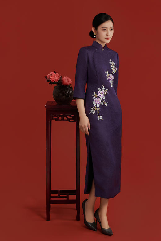 荷言HEYEN  紫气东来 桑蚕丝提花旗袍山茶桂花刺绣紫黑水晶 商品图0