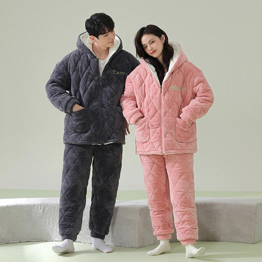 【换季出清】【夹棉暖衣】自然醒「怦然心动」贵妃绒三层加厚夹棉情侣睡衣冬季保暖珊瑚绒家居服女大码男士套装JLM 商品图1