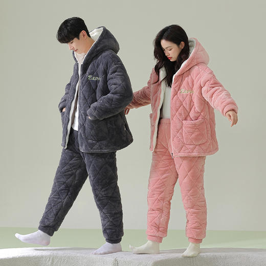 【换季出清】【夹棉暖衣】自然醒「怦然心动」贵妃绒三层加厚夹棉情侣睡衣冬季保暖珊瑚绒家居服女大码男士套装JLM 商品图0