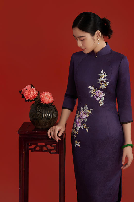 荷言HEYEN  紫气东来 桑蚕丝提花旗袍山茶桂花刺绣紫黑水晶 商品图2