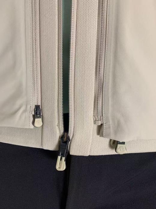 DST新款的三合一外套，相当于一个马甲和一个连帽外套 商品图4