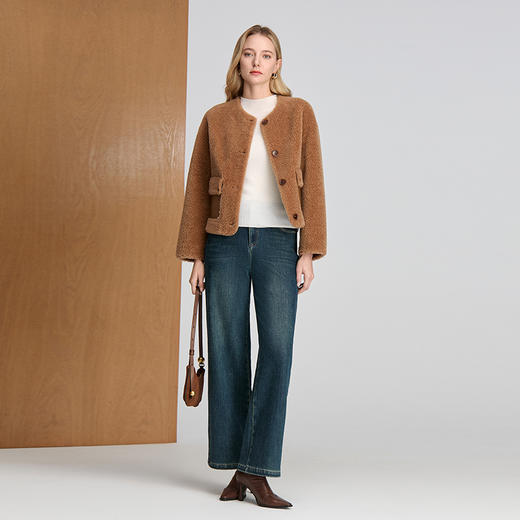 EITIE爱特爱直筒版型大口袋设计时尚减龄羊毛颗粒面料短款皮衣8493104 商品图2