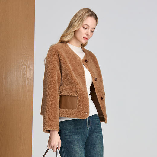 EITIE爱特爱直筒版型大口袋设计时尚减龄羊毛颗粒面料短款皮衣8493104 商品图1