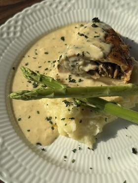 白口蘑芝士鸡配帕玛森酱 Mushroom & Cheddar Stuffed Chicken