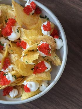 酸奶油和鱼子乡村薯片Country Chips With Sour Cream And Caviar