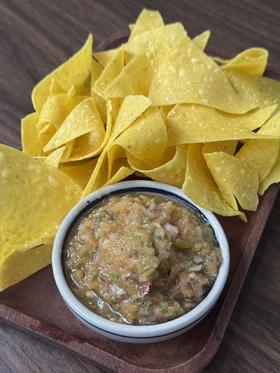 自制辣的沙沙配玉米片 Homemade Spicy Salsa With Nachos