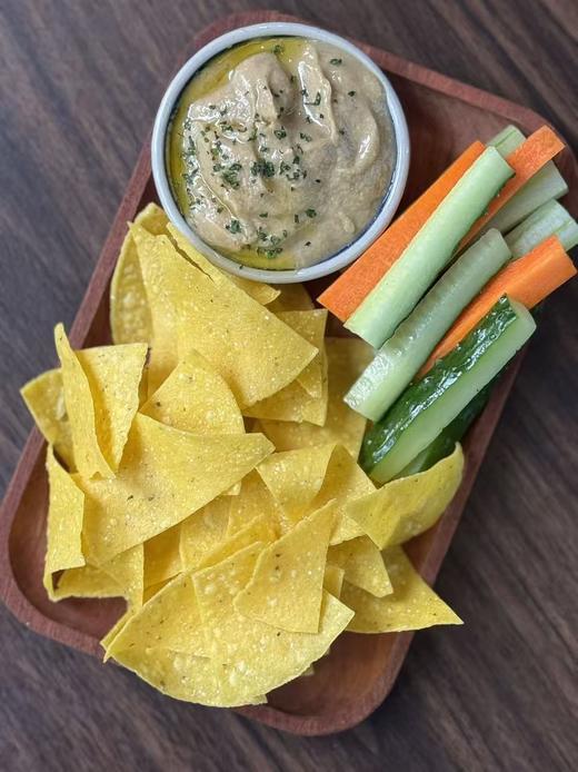 自制鹰嘴豆酱配玉米片胡萝卜和芹菜条 Homemade Hummus With Carrot, Celery And Nachos 商品图0