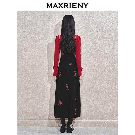 【商场同款-节庆穿搭新年红】MAXRIENY优雅感玫瑰绣花吊带连衣裙(货号:MC85DR802) 商品图3