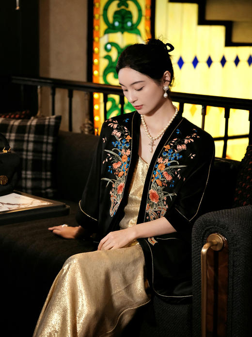 东方境X郭培| 花束刺绣黑色拼丝绒长外套 商品图3