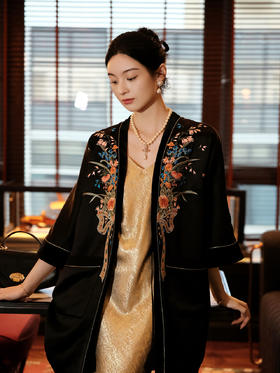 东方境X郭培| 花束刺绣黑色拼丝绒长外套