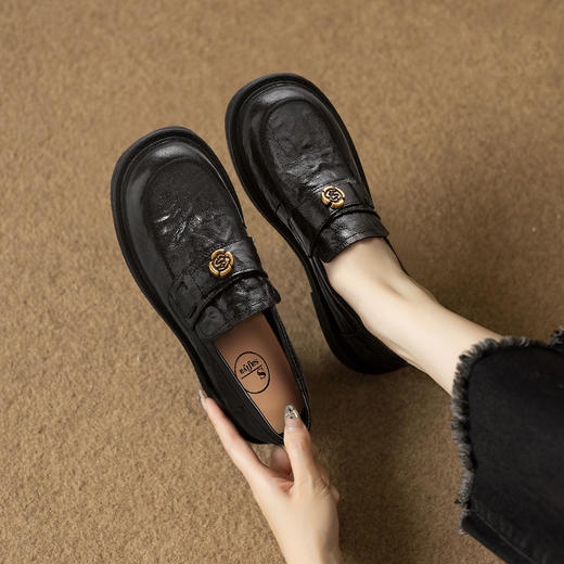 品质好货|Safiya/索菲娅2025秋冬柔软羊皮时尚通勤皱褶金属花朵低跟深口乐福鞋 商品图1