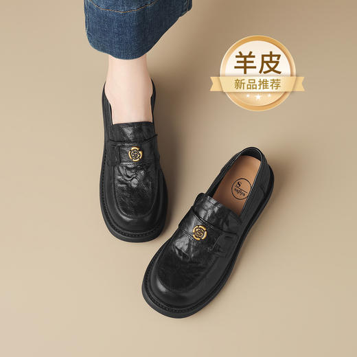 品质好货|Safiya/索菲娅2025秋冬柔软羊皮时尚通勤皱褶金属花朵低跟深口乐福鞋 商品图0