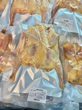 农家风干咸鸡1.7-1.9斤 自然晾晒风干，鸡肉紧实层次分明，鸡皮金黄有弹性，鸡骨咸香入味，风味独特，肉质紧实