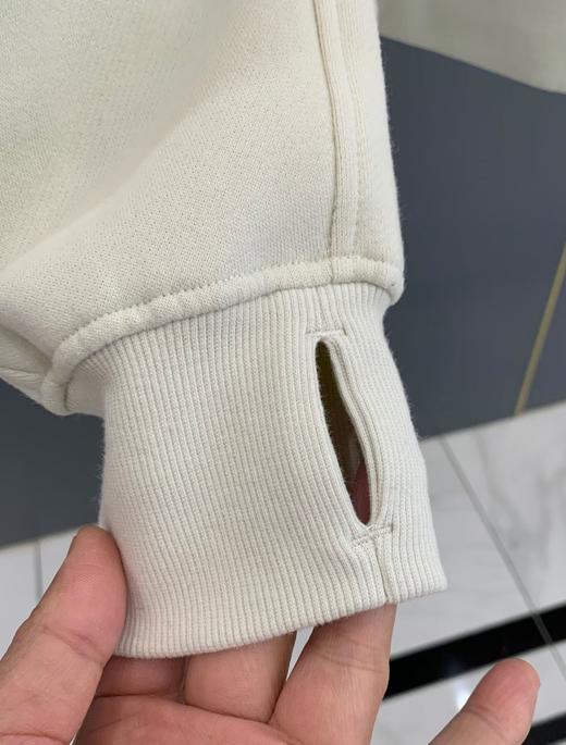 现货 LULU露露‮字⁠家‬‎母徽标‮绣⁠刺‬‎圆领‮绒⁠加‬‎‮衣⁠卫 商品图3