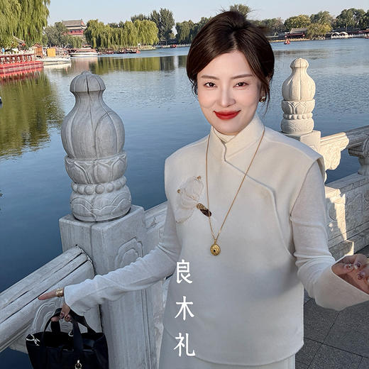 【特价不退换】【预售7天】良木礼羊绒绣花马甲（D25102700） 商品图1