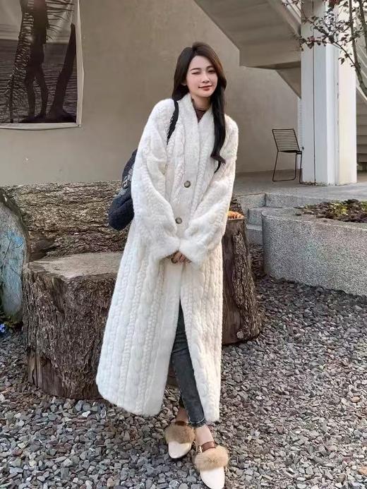 【冬季系列】环保水貂重工麻花厚款皮毛一体大衣外套-喜出 商品图2