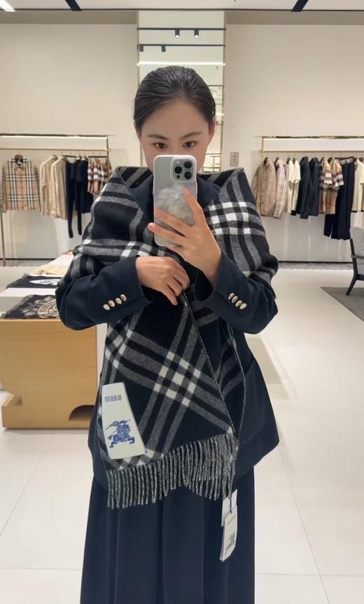 BUR新款经典格纹羊绒双面围巾 商品图3