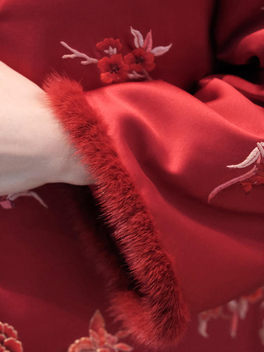 盛唐牡丹盛奢系列 | 赤色一年景手绣水貂棉服 商品图4