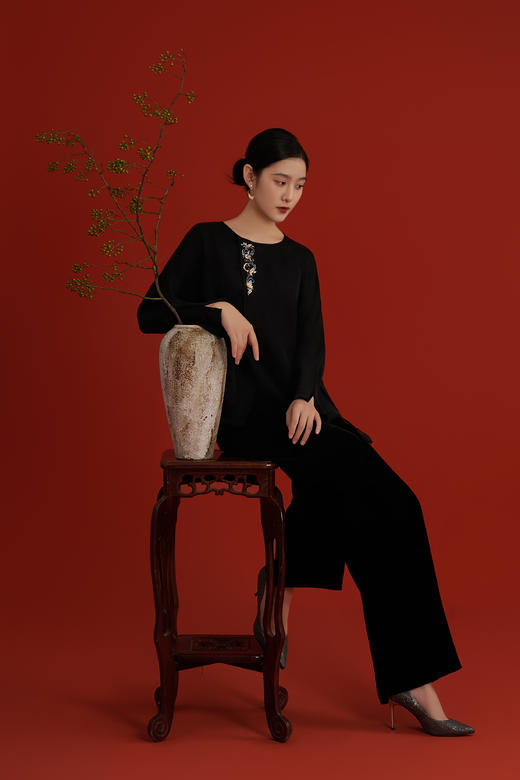 荷言HEYEN 盛宣 四时临安暗纹真丝混纺黑色上衣蝴蝶卷草纹刺绣开叉设计 商品图2