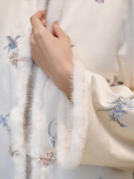 盛唐牡丹盛奢系列 | 月白色一年景手绣水貂棉服 商品图4