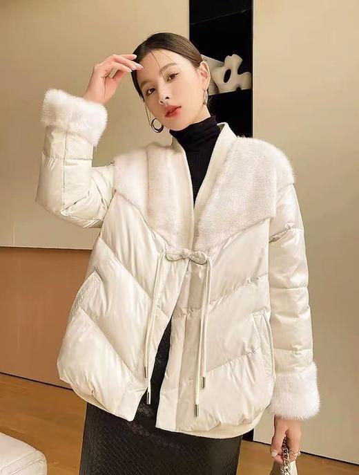 轻奢卡汶(KAVON)大牌！吊牌2239元！！【羽绒服】新中式盘扣拼接环保毛冬季保暖羽绒服-喜出 商品图2