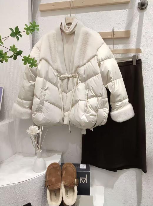 轻奢卡汶(KAVON)大牌！吊牌2239元！！【羽绒服】新中式盘扣拼接环保毛冬季保暖羽绒服-喜出 商品图5
