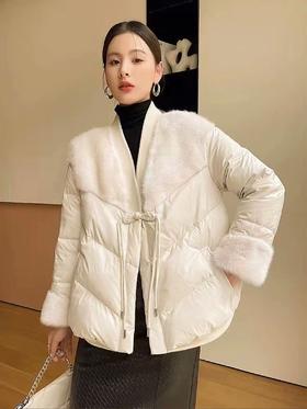 轻奢卡汶(KAVON)大牌！吊牌2239元！！【羽绒服】新中式盘扣拼接环保毛冬季保暖羽绒服-喜出