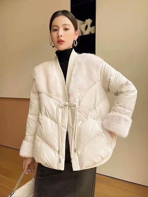 轻奢卡汶(KAVON)大牌！吊牌2239元！！【羽绒服】新中式盘扣拼接环保毛冬季保暖羽绒服-喜出 商品图0