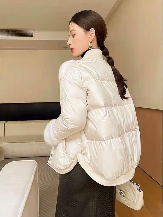 轻奢卡汶(KAVON)大牌！吊牌2239元！！【羽绒服】新中式盘扣拼接环保毛冬季保暖羽绒服-喜出 商品图3