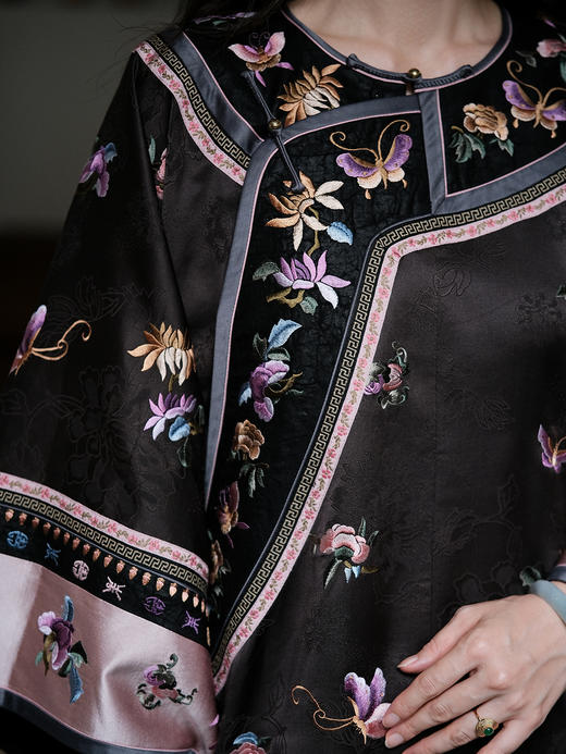 盛唐牡丹盛奢系列 | 真丝花罗手推绣蝴蝶花偏襟上衣 商品图2