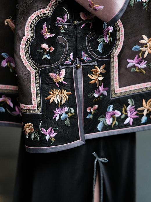 盛唐牡丹盛奢系列 | 真丝花罗手推绣蝴蝶花偏襟上衣 商品图4
