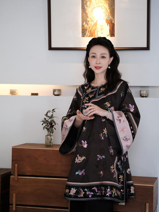 盛唐牡丹盛奢系列 | 真丝花罗手推绣蝴蝶花偏襟上衣 商品图1